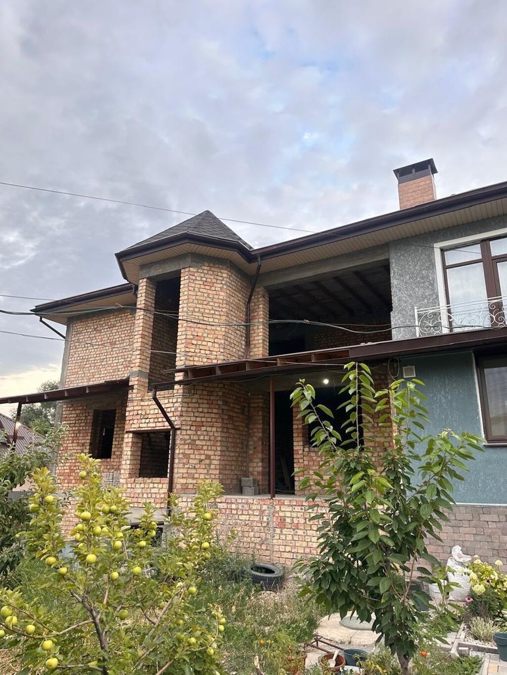 В Бишкеке продаются 2 таунхауса, участок 10 соток, три этажа, площадь: фото 1