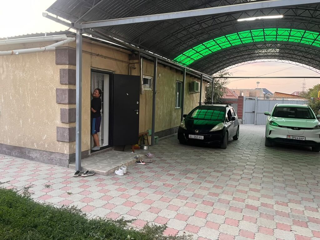Продаётся жилой дом с просторным двором и навесом на несколько авто: фото 3