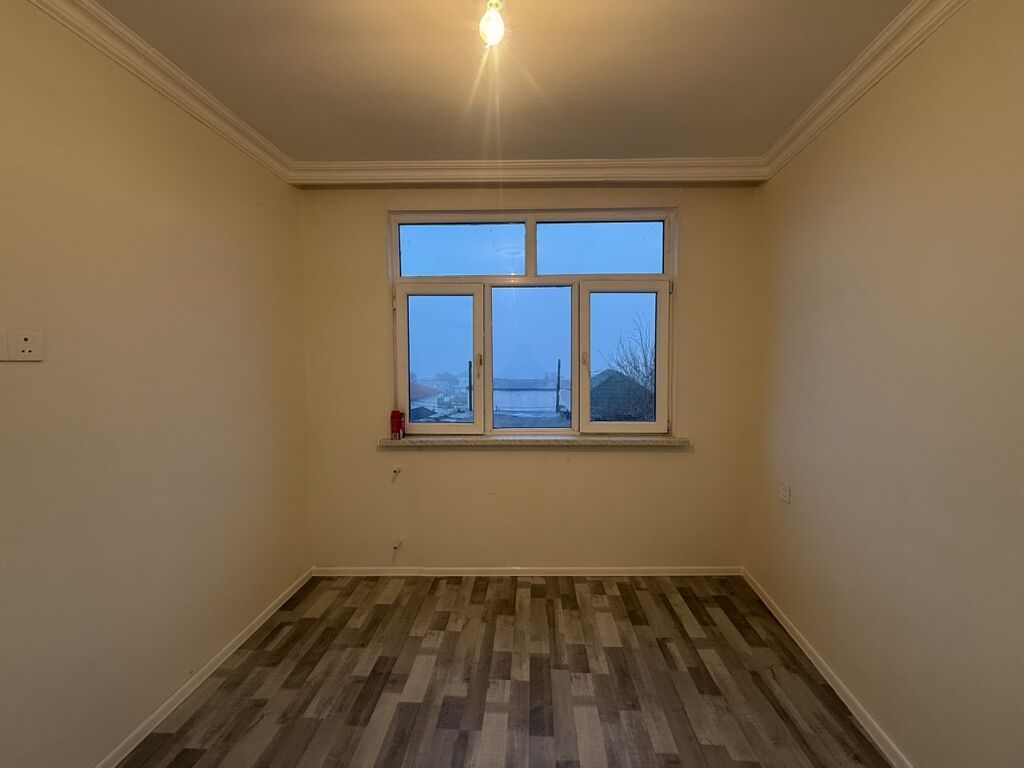 Ev təcili satılır 20-ci sahə bayıl ərazisində yerləşir 2-yata 1-qonaq