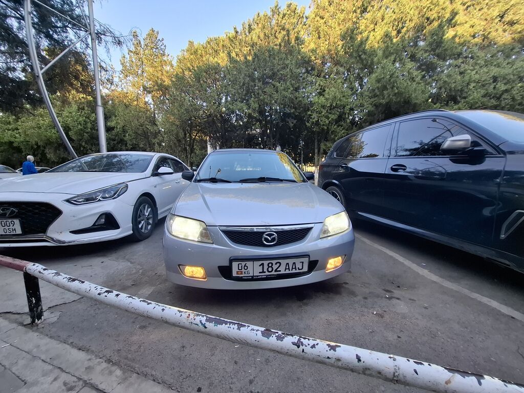 Mazda 323: 2002 г., 1.3 л, Механика, Бензин, Хэтчбэк: фото 3