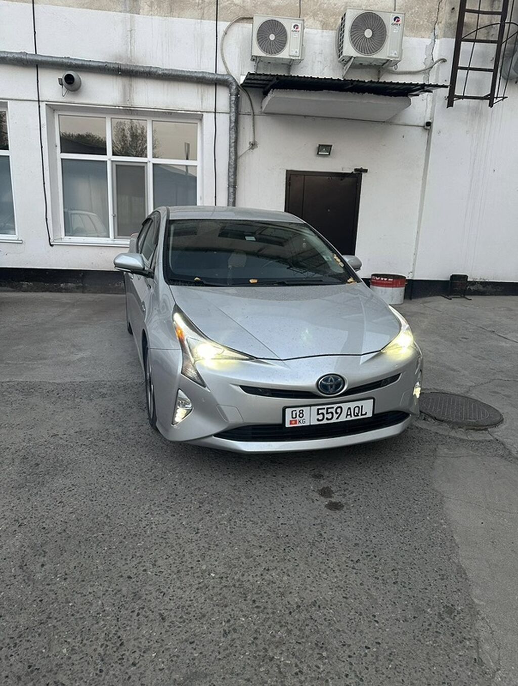 Toyota Prius: 2017 г., 1.8 л, Автомат, Гибрид, Хэтчбэк: фото 4