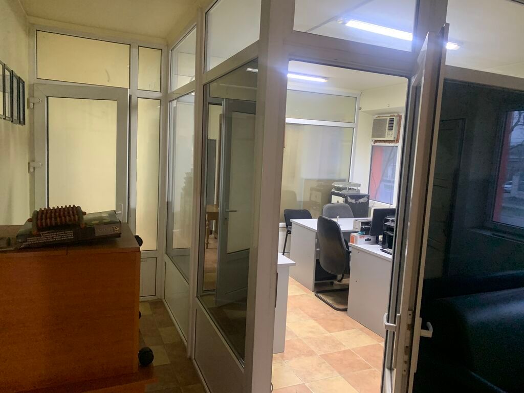 Сдаю Офис целиком: Банковское отделение, Колл-центр, Нотариус, 70 м², В бизнес центре, С ремонтом, Первая линия, С юридическим адресом, С парковкой