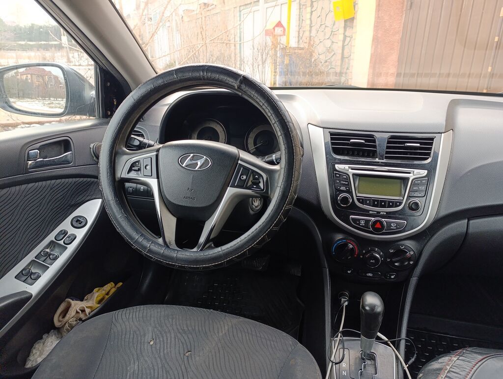Hyundai Solaris: 2011 г., 1.4 л, Автомат, Бензин, Седан: фото 3