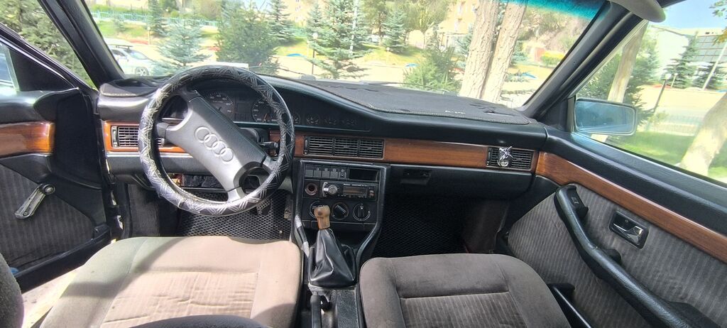Audi 100: 1991 г., 2.3 л, Механика, Бензин, Седан: фото 1
