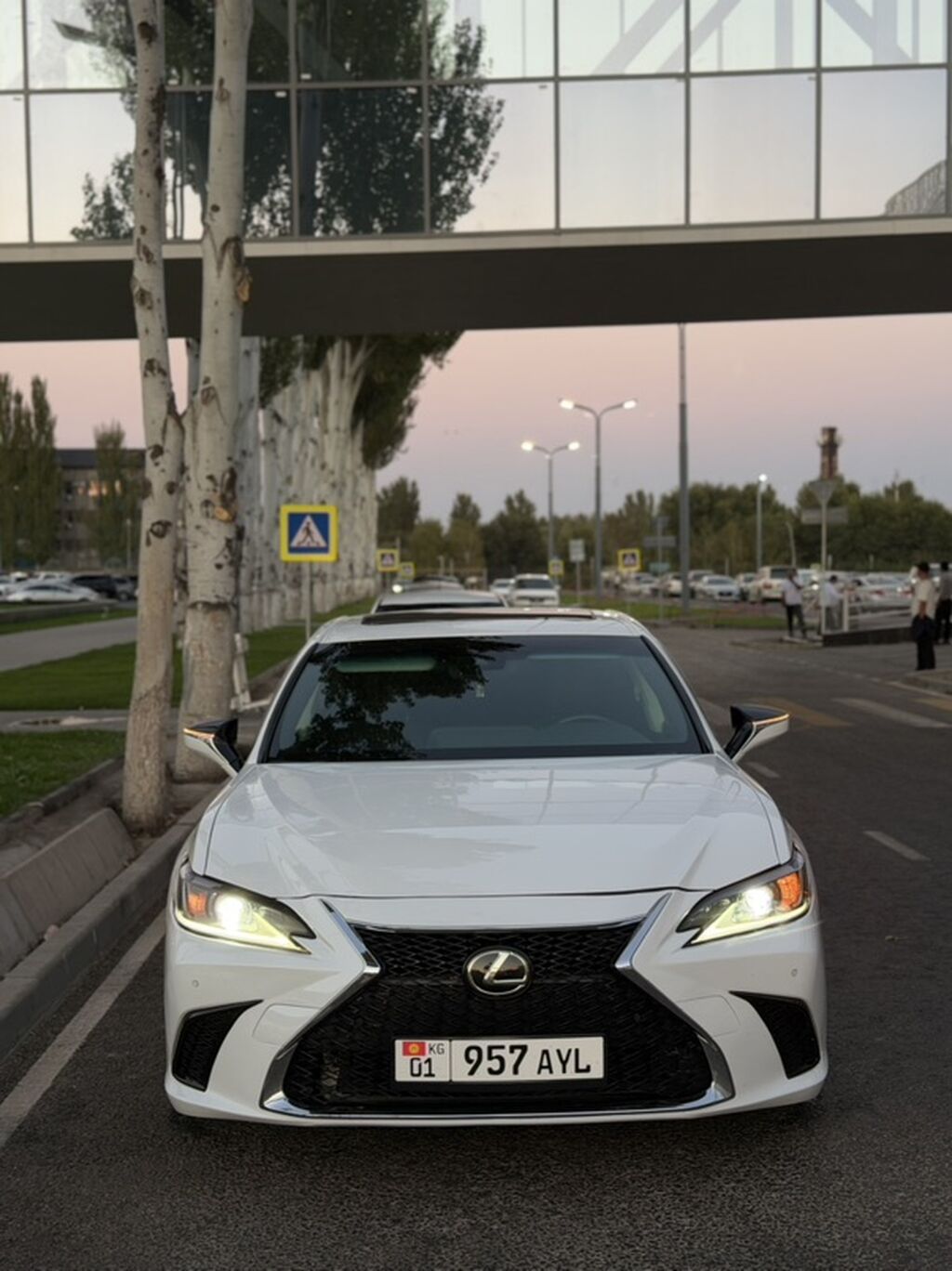 Lexus ES: 2022 г., 2.5 л, Автомат, Гибрид, Седан: фото 2