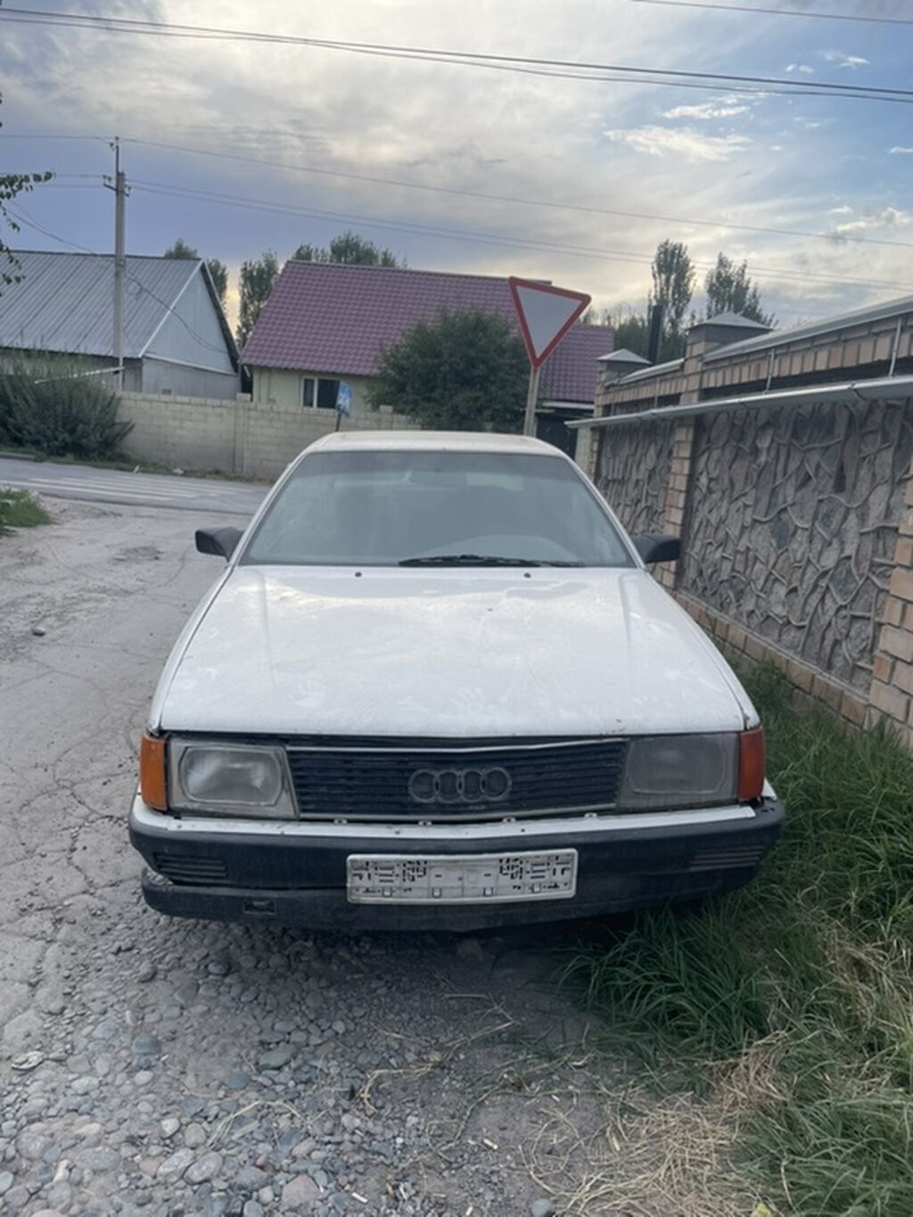Audi 100: 1984 г., 1.8 л, Механика, Бензин, Седан: фото 1