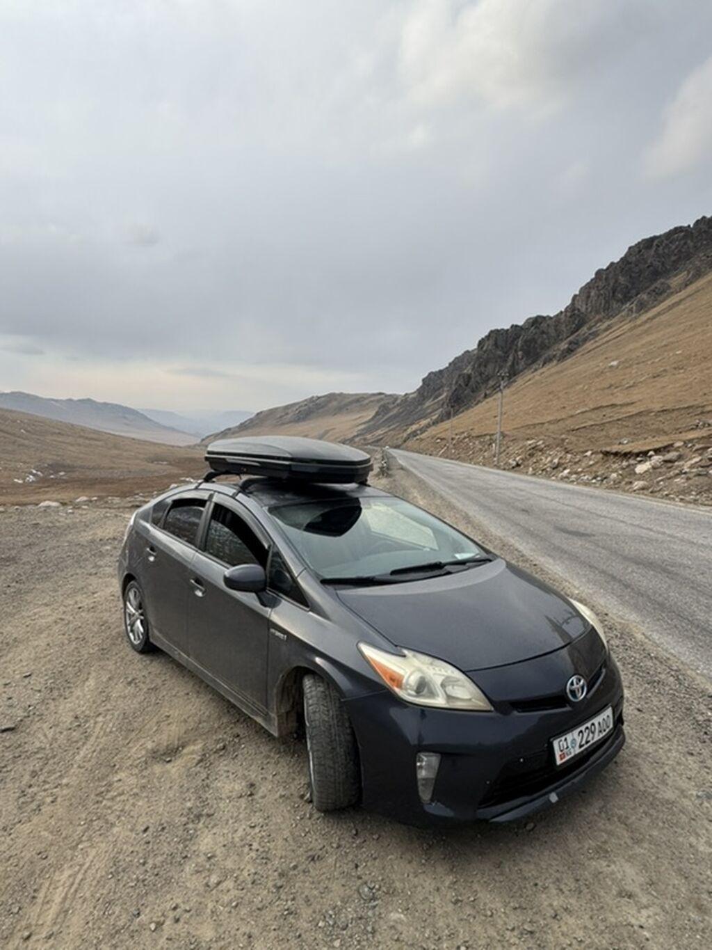 Toyota Prius: 2013 г., 1.8 л, Вариатор, Гибрид, Хэтчбэк: фото 1