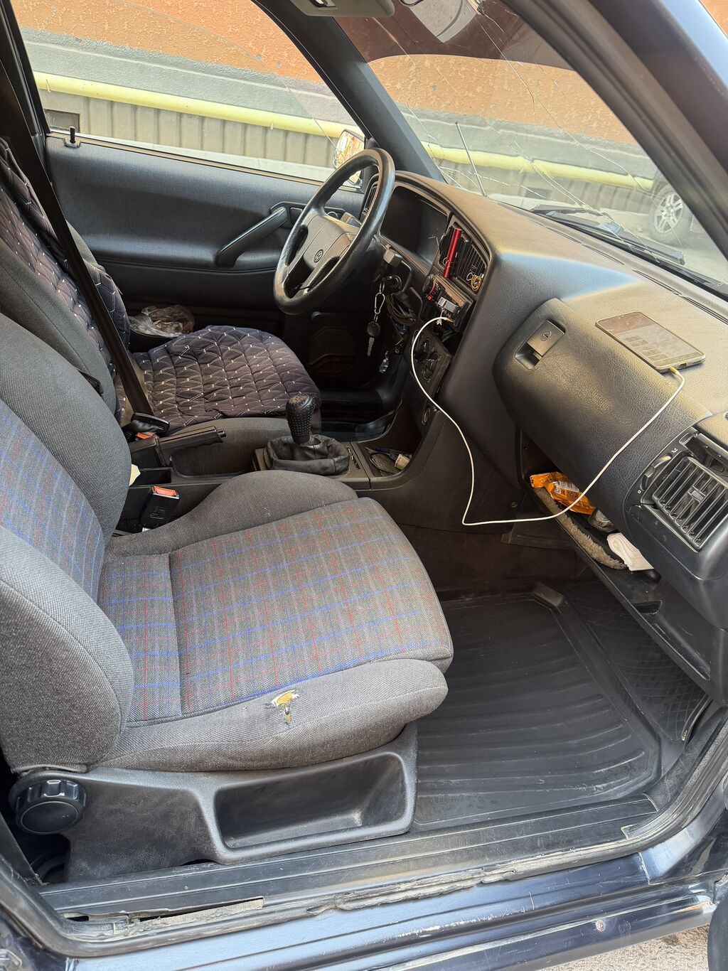 Volkswagen Passat: 1991 г., 1.8 л, Механика, Бензин, Седан: фото 4