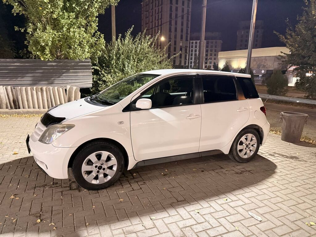Toyota Ist: 2004 г., 1.3 л, Автомат, Бензин: фото 2