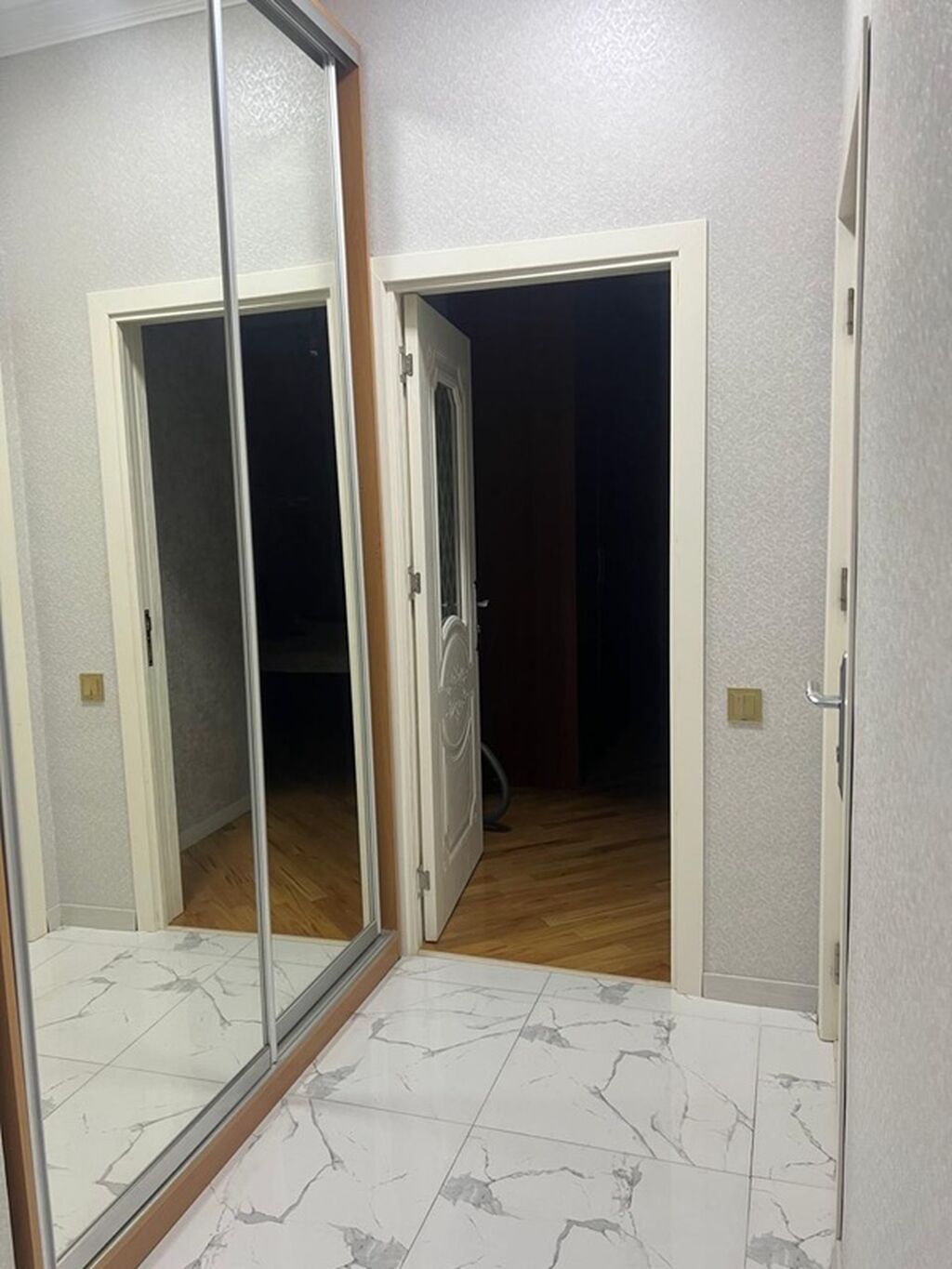 Mənzildə kirayə/yaşayış üçün təqdim olunur: işıqlı və səliqəli planlı