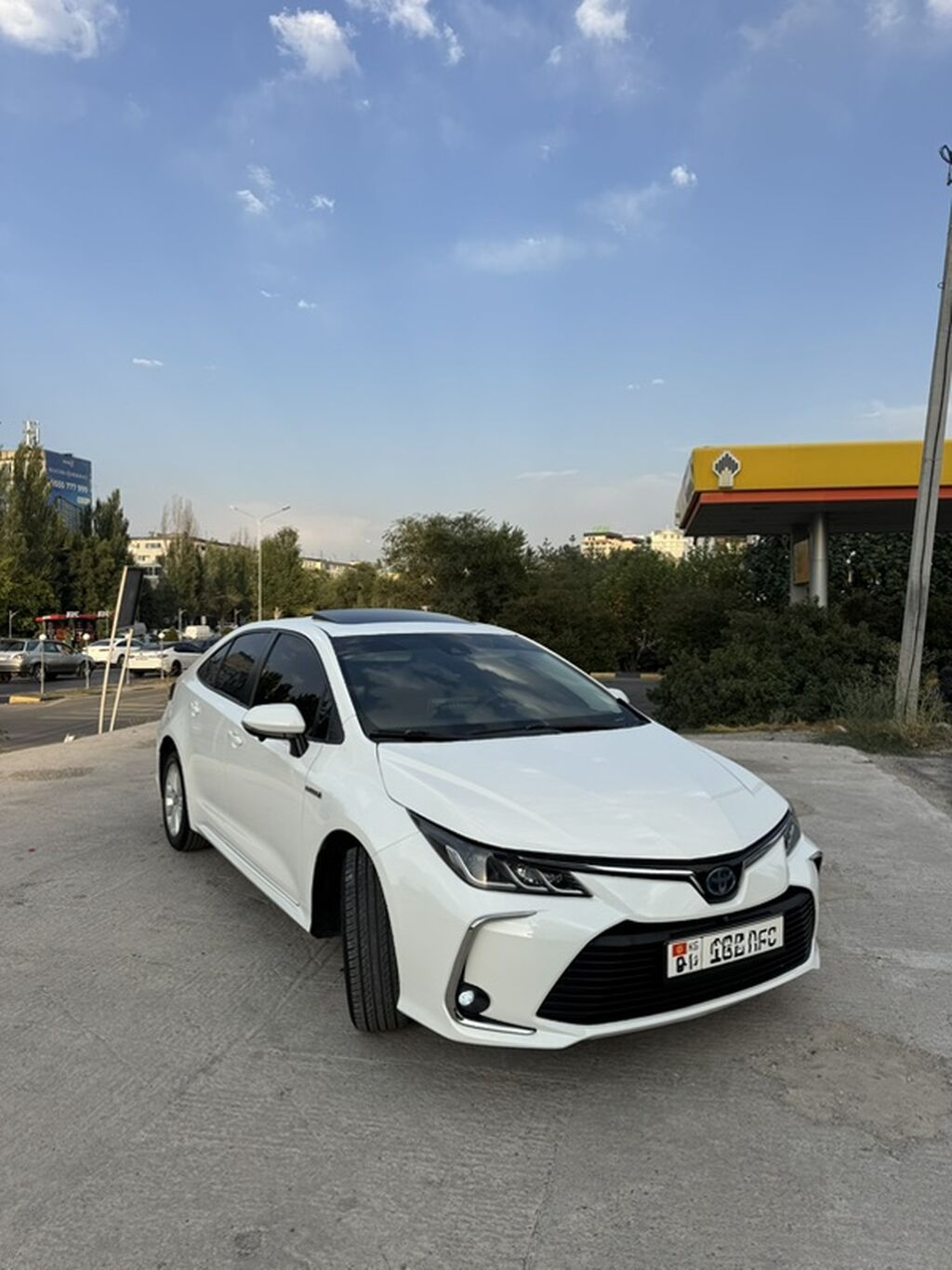 Toyota Corolla: 2020 г., 1.8 л, Вариатор, Гибрид, Седан: фото 2