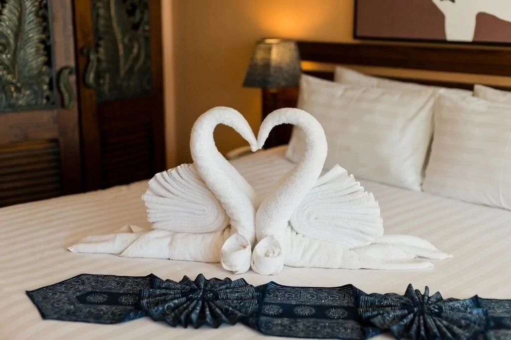 Фигуры из полотенец. Лебедь из полотенца. Фигурки из полотенец. Фигуры из полотенец в отелях. Лебеди из полотенец в отеле.