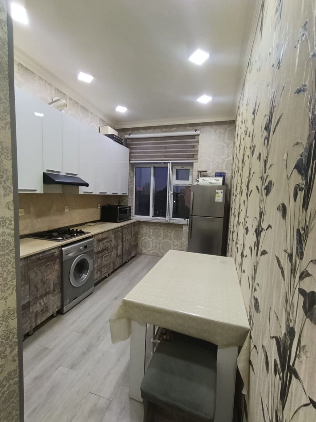 Elmlər Akademiyasi metro tam yani Qoc ət restoranın üstündəki daş 4