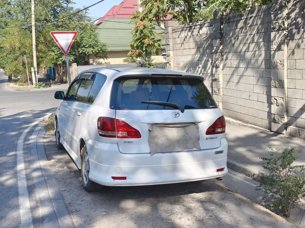 Toyota Ipsum: 2002 г., 2.4 л, Автомат, Бензин, Минивэн: фото 3