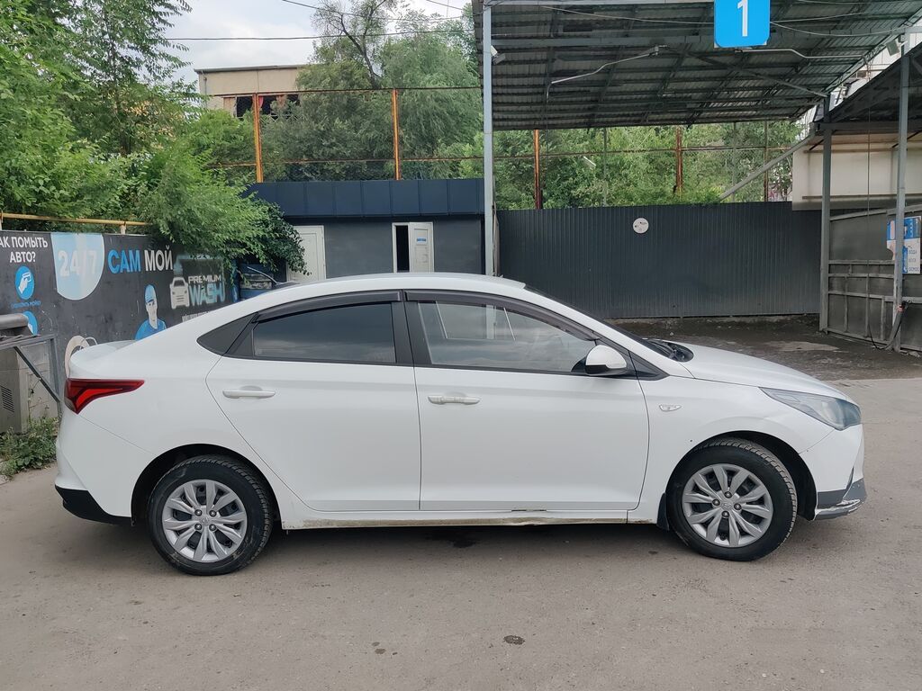 Hyundai Solaris: 2021 г., 1.6 л, Автомат, Бензин, Седан — фото 2