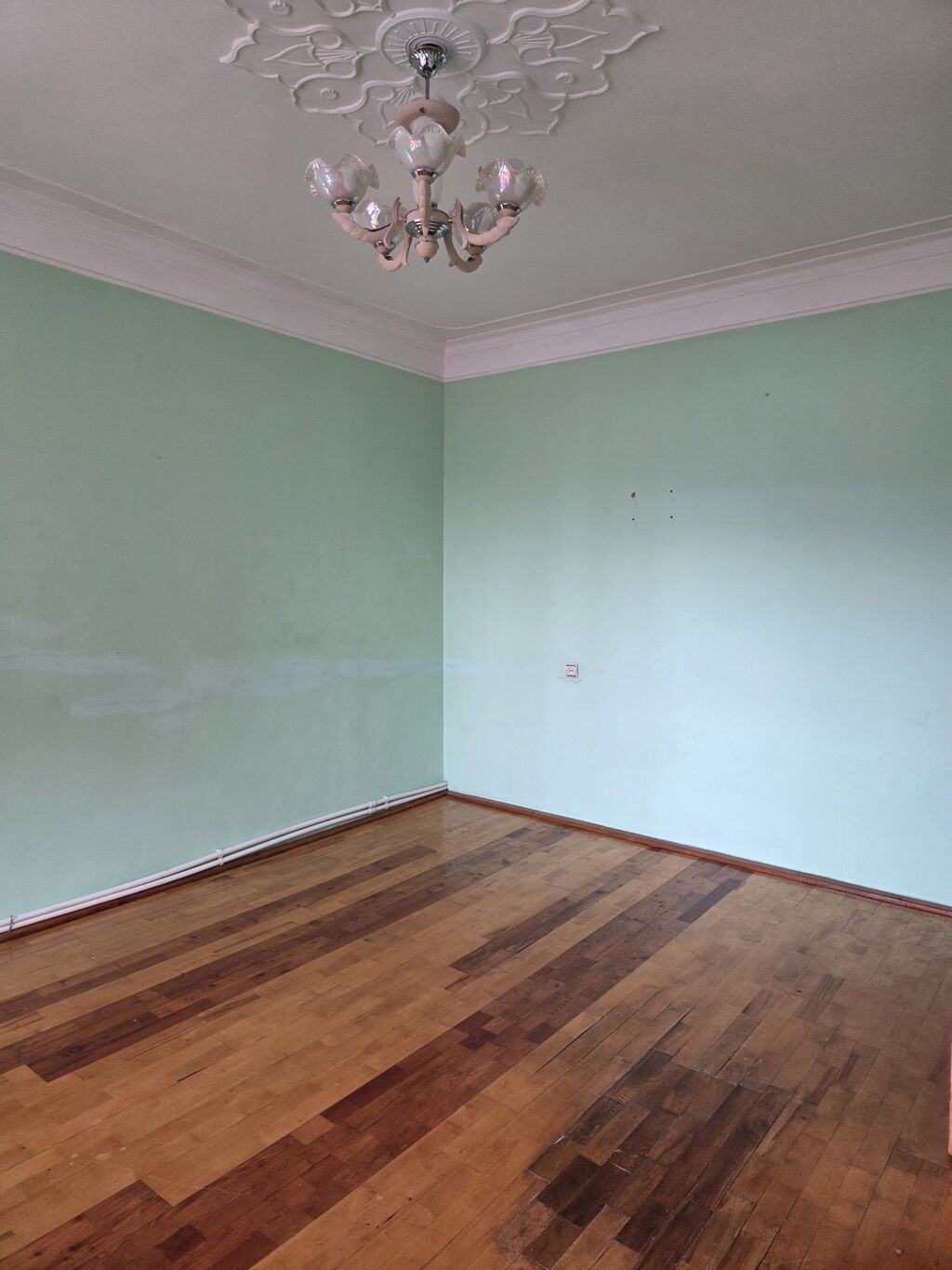 Yalnız xanimlar. Sumqayıt şəhəri.6 cı mik.ev 27. Balkon məscidə