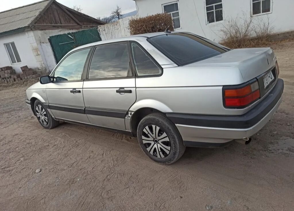 Volkswagen Passat: 1988 г., 1.8 л, Механика, Седан: фото 2