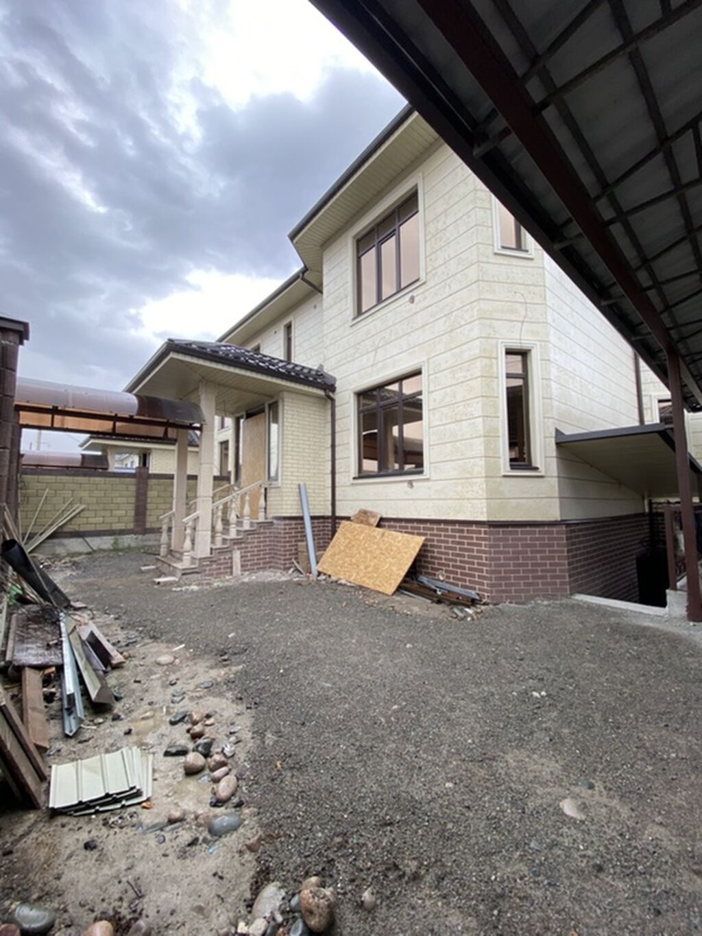 Продается шикарный 3-этажный таунхаус в престижном городке, район 12: фото 1