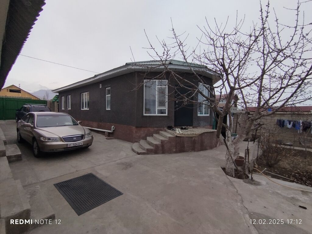 Продаю 4 комнатный дом 100кв в г. Чолпон-Ата, частный — фото 1