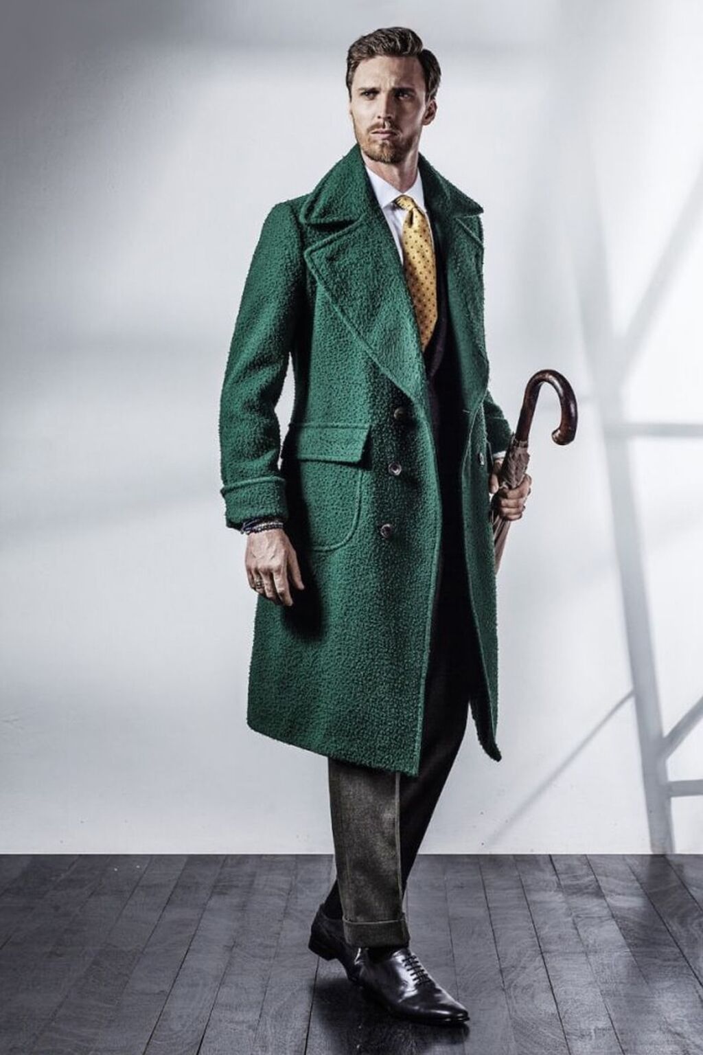 Зеленое мужское пальто. Пальто Ольстер мужское. Зелёное пальто мужское. Двубортное пальто мужское. Темно зеленое пальто мужское.
