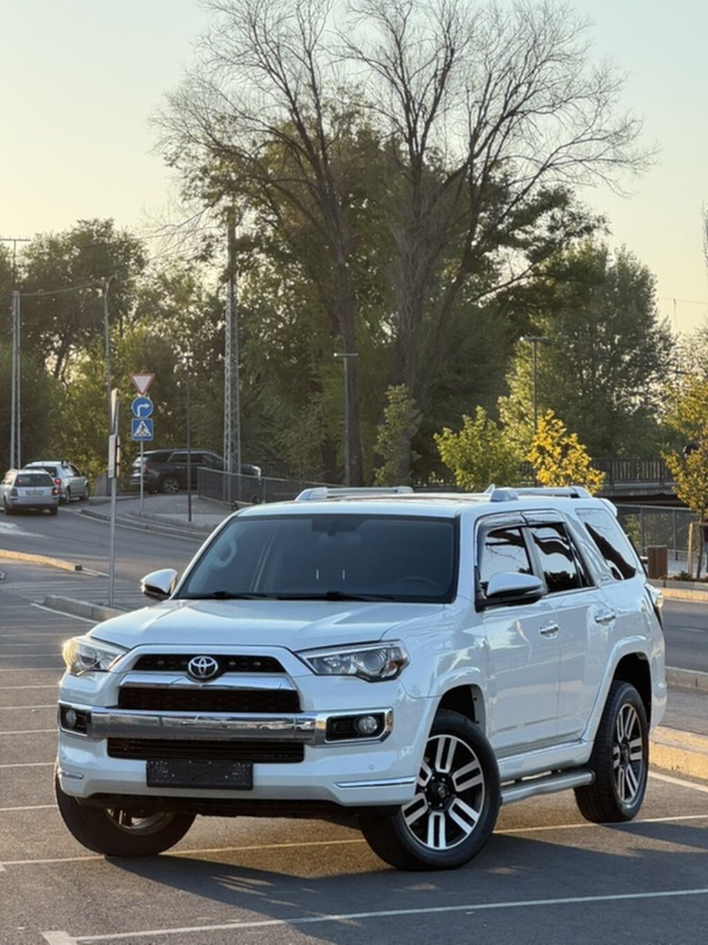 Toyota 4Runner: 2018 г., 4 л, Автомат, Бензин, Внедорожник: фото 1
