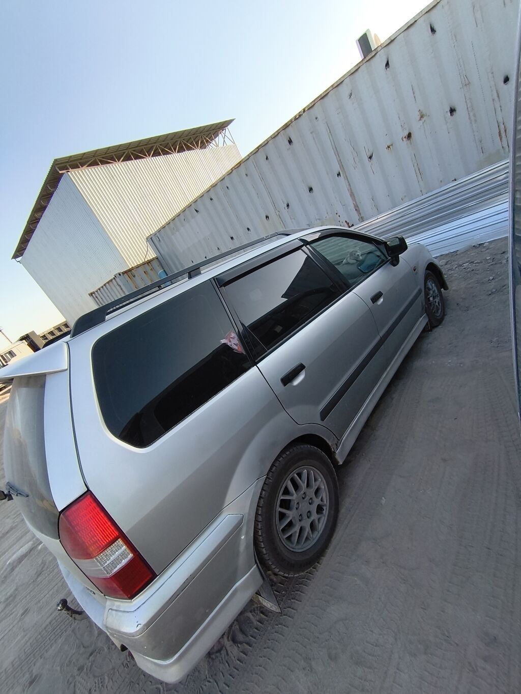 Mitsubishi Space Wagon: 1998 г., 2.4 л, Механика, Бензин, Минивэн: фото 1