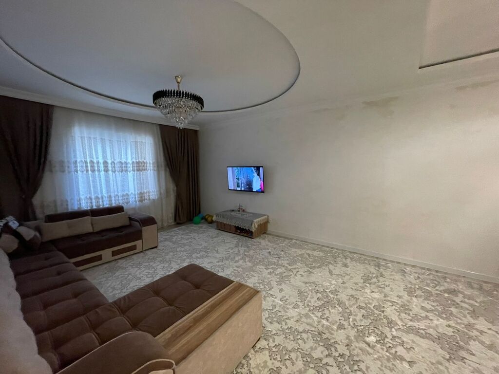 2 mərtəbəli fərdi yaşayış evi. Evin fasadı müasir üslubda işlənib