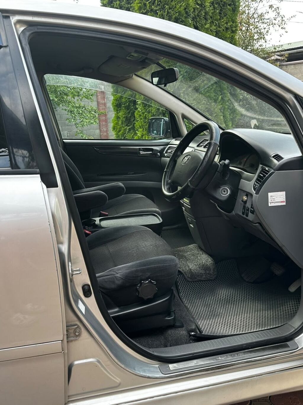 Toyota Ipsum: 2002 г., 2.4 л, Автомат, Бензин, Минивэн: фото 2