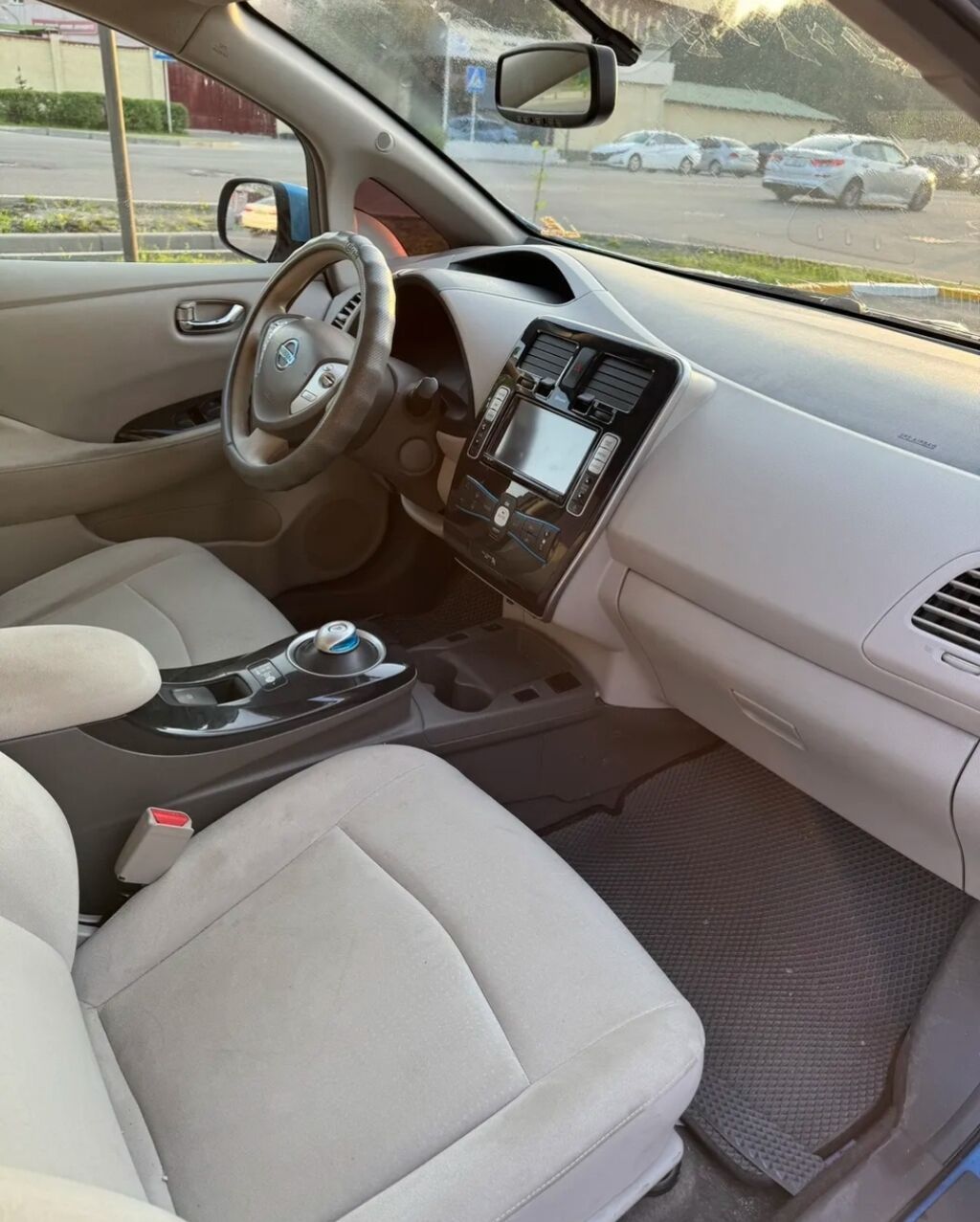 Nissan Leaf: 2011 г., Электромобиль, Хэтчбэк: фото 6