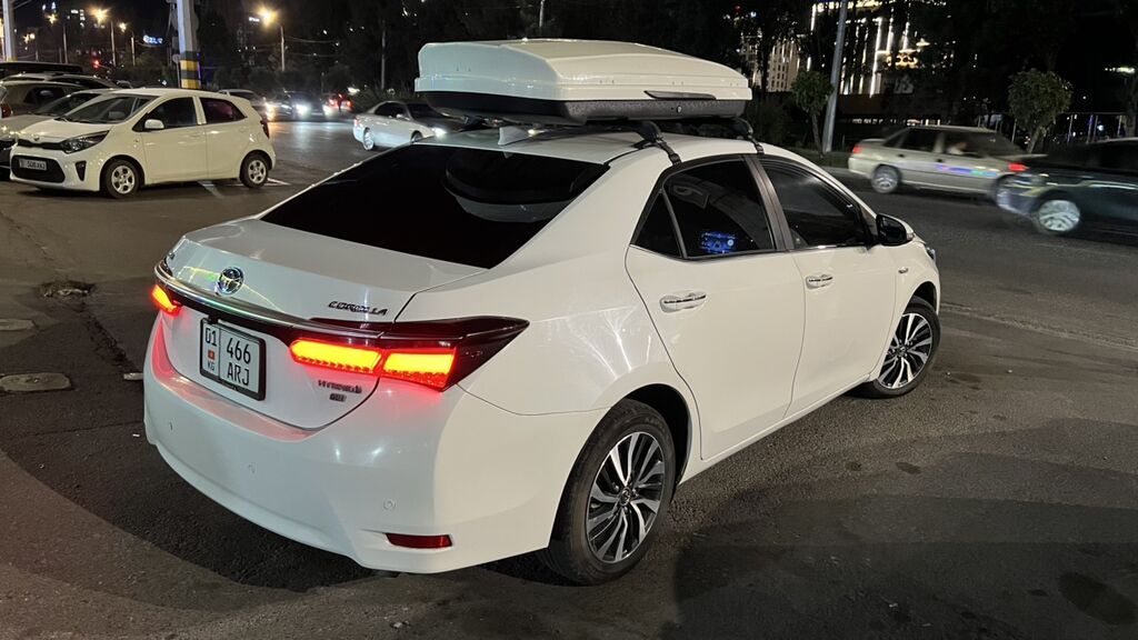 Toyota Corolla: 2019 г., 1.8 л, Робот, Гибрид, Седан: фото 2