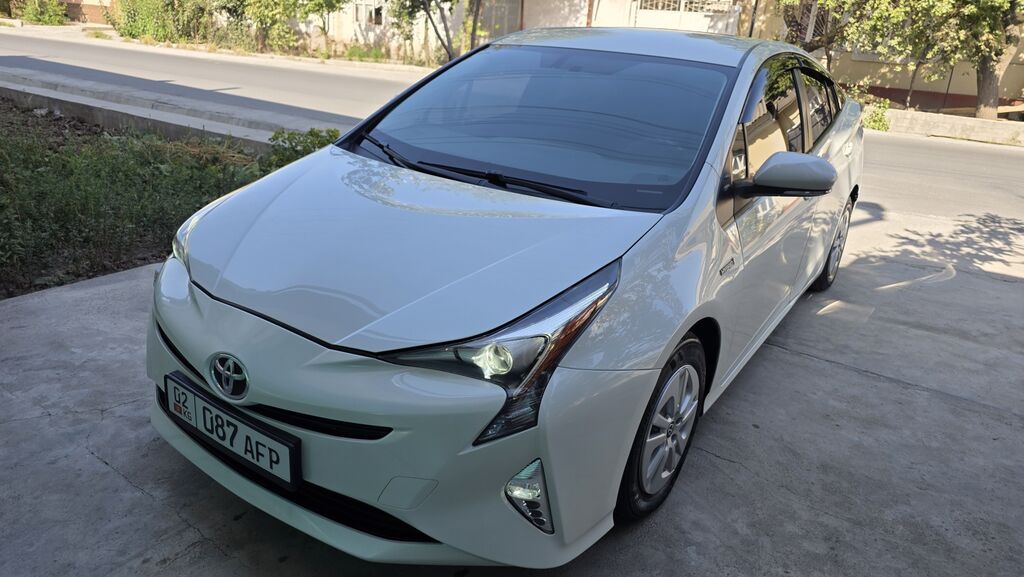 Toyota Prius: 2018 г., 1.8 л, Автомат, Гибрид, Лифтбек: фото 2