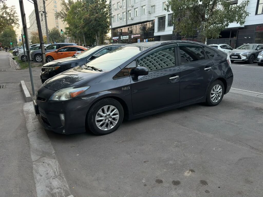 Toyota Prius: 2014 г., 1.8 л, Вариатор, Гибрид, Лифтбек: фото 2