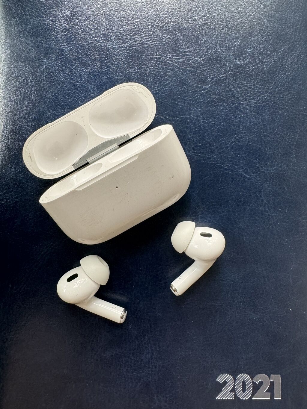 Air Pods pro Левое ухо +кейс: 6000 KGS ▷ Другие аксессуары для мобильных  телефонов | Лебединовка | 35584575 ᐈ lalafo.kg