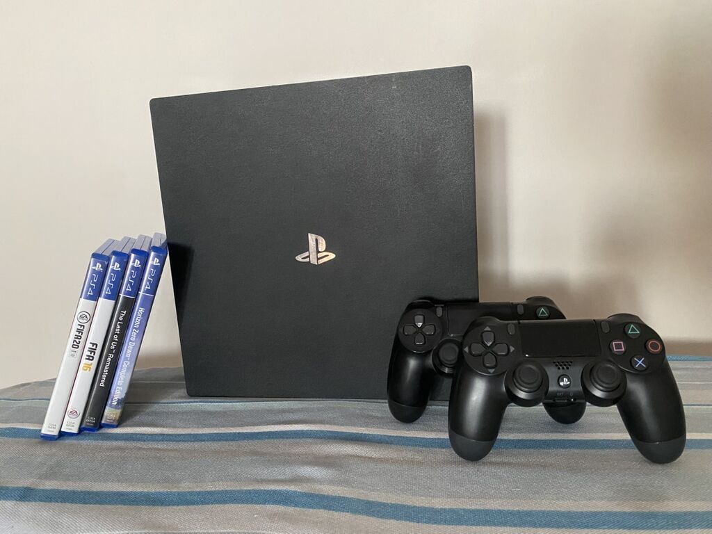 Игровая консоль PlayStation 4 Slim с комплектом аксессуаров и игр
