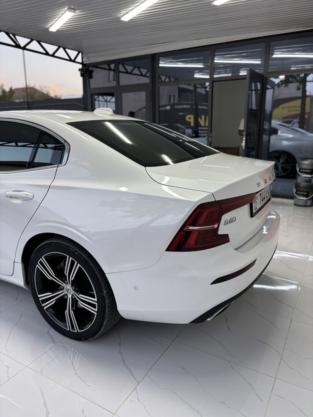 Volvo V60: 2019 г., 2 л, Автомат, Бензин, Седан: фото 4