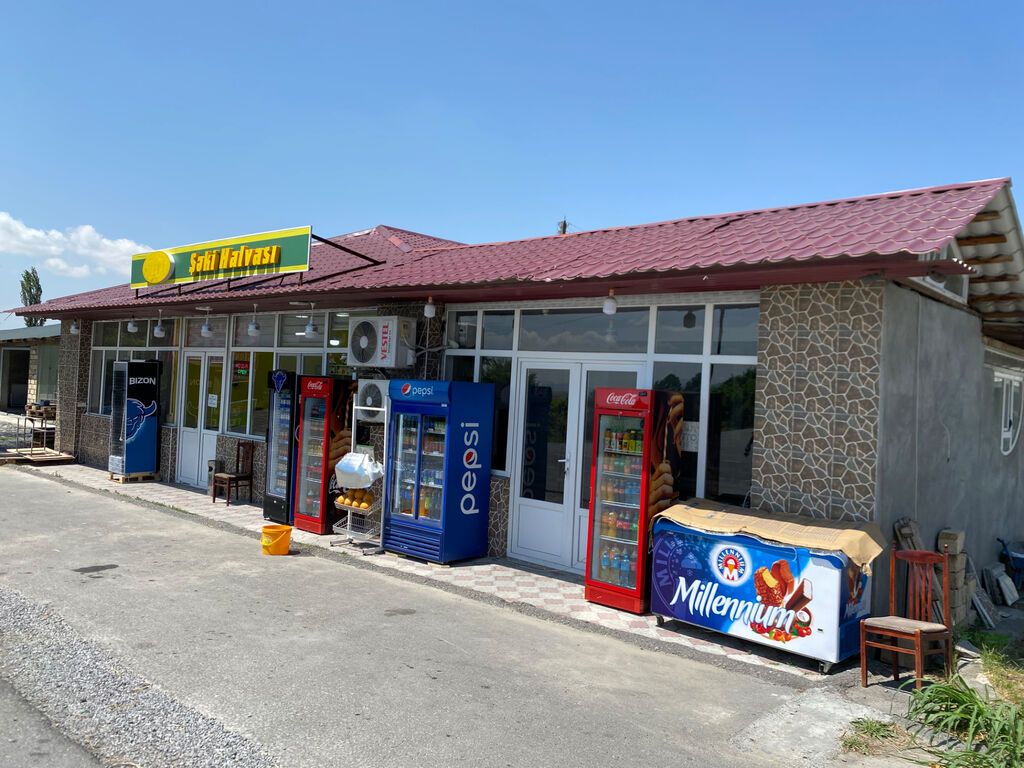 Salam. Şəki rayonu, idman kompleksindən ala qapıya gedəndə yolun