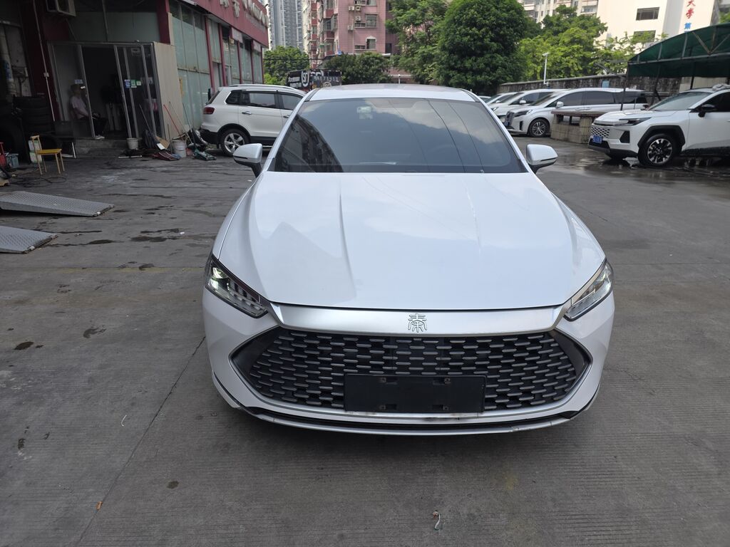 BYD Qin: 2022 г., 1.5 л, Автомат, Гибрид, Седан: фото 1