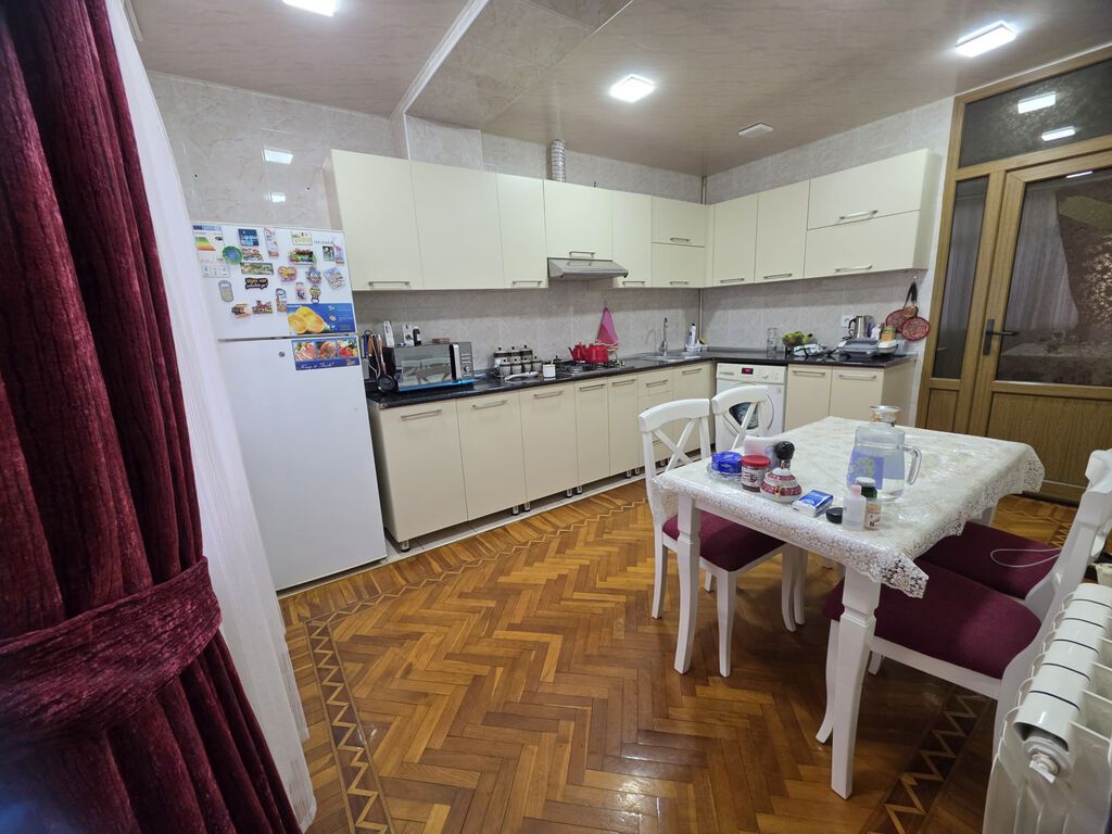 Bakı, 3 otaqlı, Köhnə tikili, m. Nəsimi, 74 kv. m