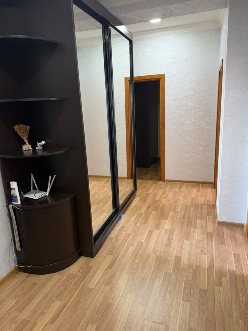 Ofis haqqi 30 faiz. təcili olaraq Yeniyasamalda Rahatmarketin üstündə