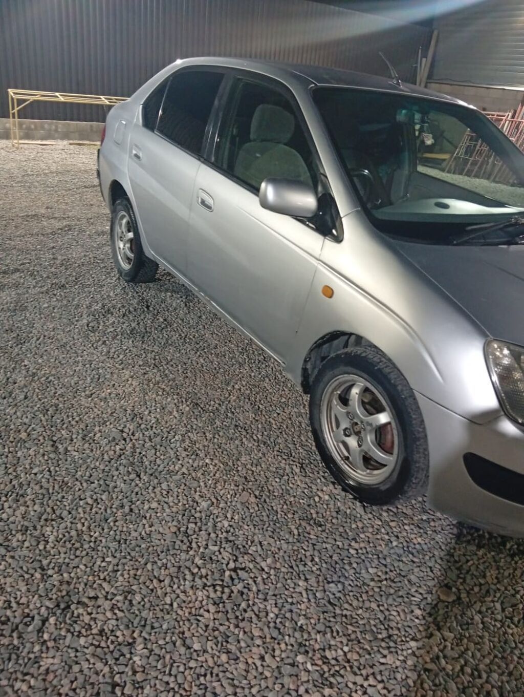 Toyota Platz: 1999 г., 1.5 л, Автомат, Гибрид, Седан: фото 2