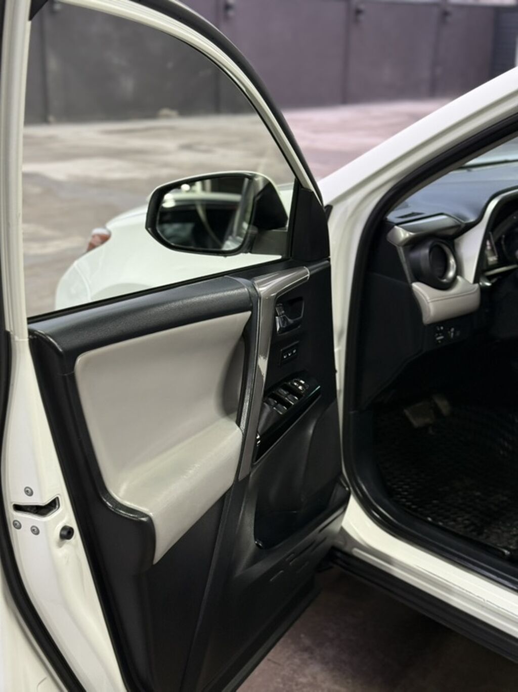 Toyota RAV4: 2018 г., 2.5 л, Автомат, Бензин, Кроссовер: фото 3