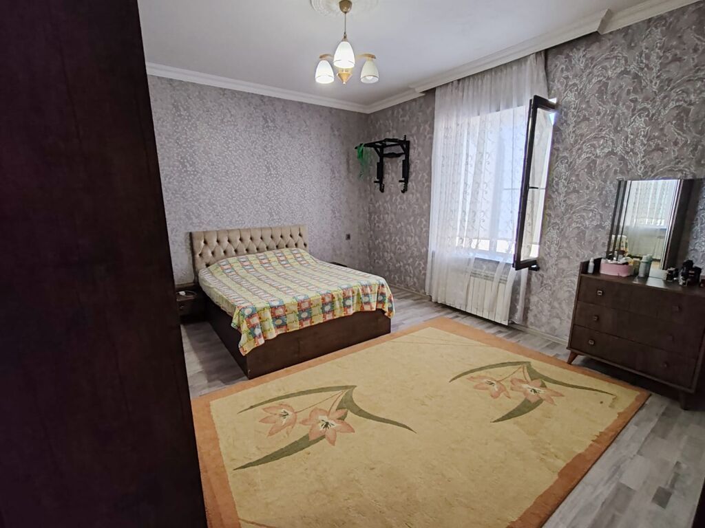 Ev Vişnyofkada yerləşir, 4 otaqlı, tam təmirli. 13x11-ə dir. 143kv m