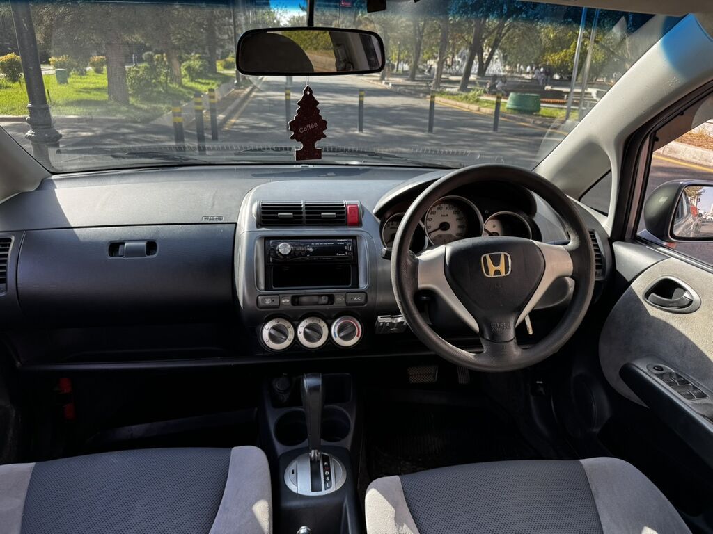 Honda Fit: 2005 г., 1.3 л, Автомат, Бензин, Хэтчбэк: фото 6