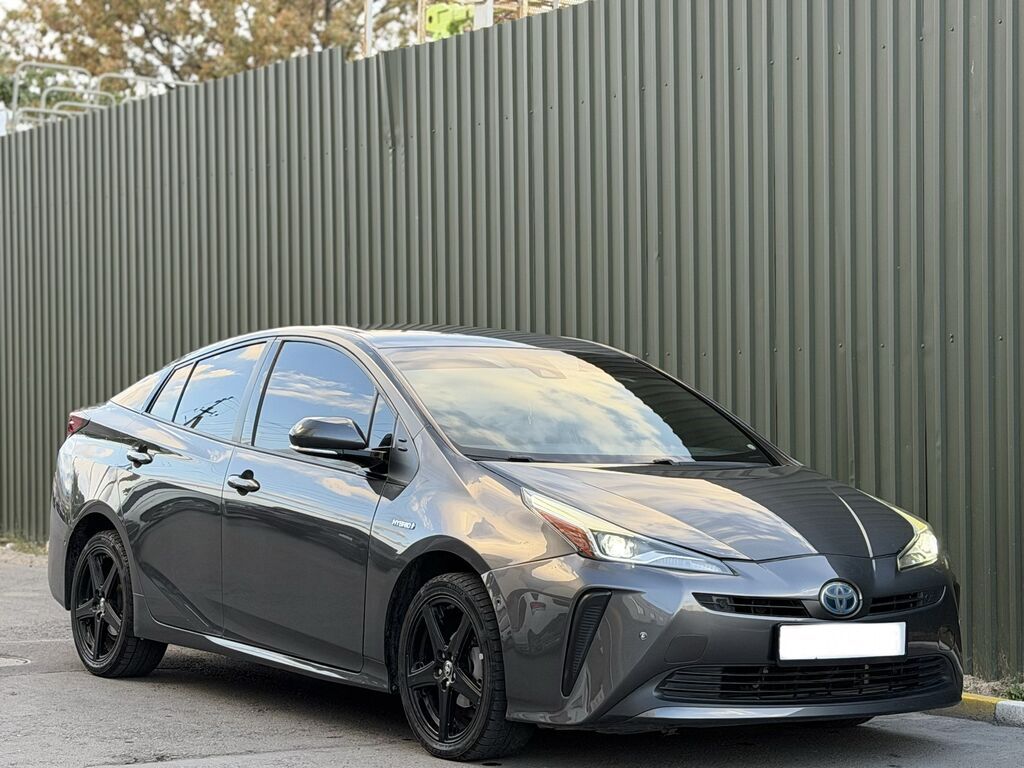 Toyota Prius: 2019 г., 1.8 л, Робот, Гибрид: фото 1