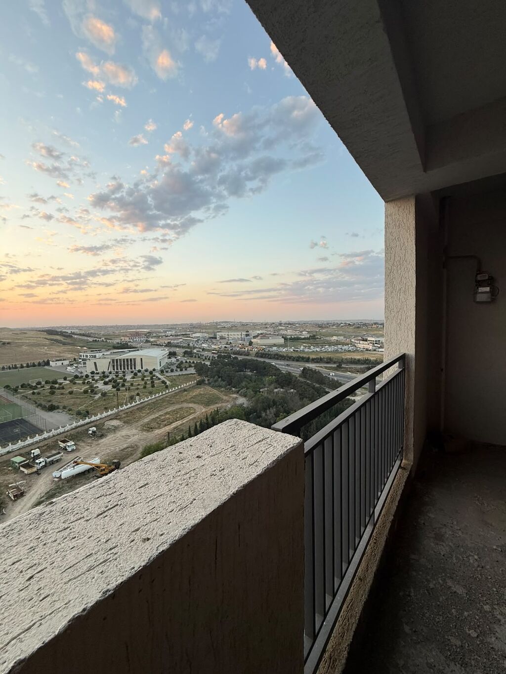 Mənzil Xırdalanda Blue City yaşayış kompleksində girişdə 1-ci binanın