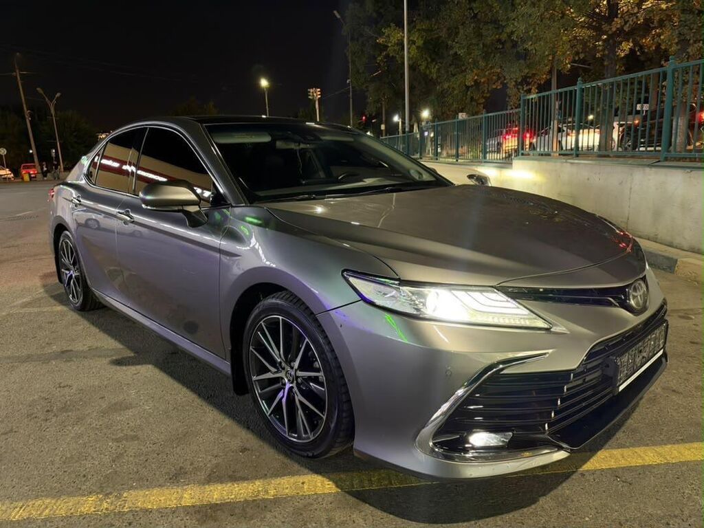 Toyota Camry: 2021 г., 2.5 л, Бензин, Седан: фото 1