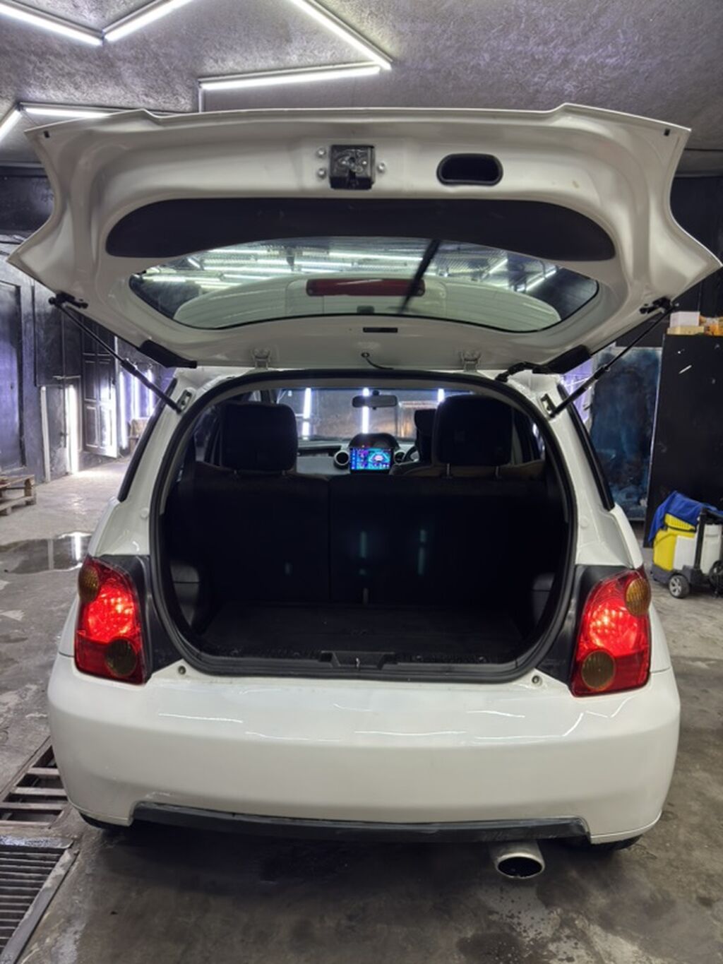 Toyota Ist: 2003 г., 1.5 л, Автомат, Бензин, Хэтчбэк: фото 3