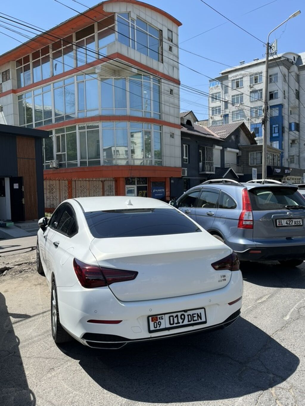 Hongqi H5, белый седан бизнес-класса. 1.8 турбо. На проставках: фото 4