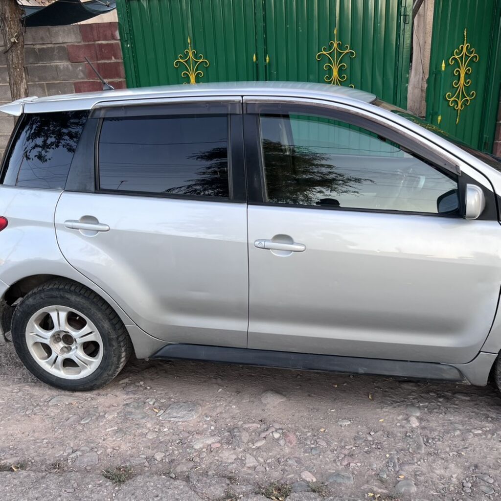Toyota Ist: 2003 г., Автомат, Бензин, Хэтчбэк: фото 2
