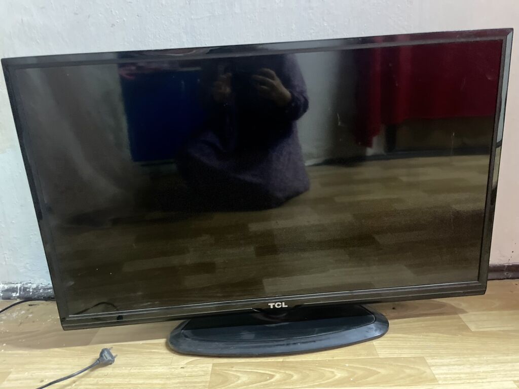 Телевизор TCL, диагональ около 32–40". Плоская LED‑панель: фото 2